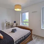 Dans Les Etoiles - 2 Bedroom With Free Parking Near To The Center Apartament