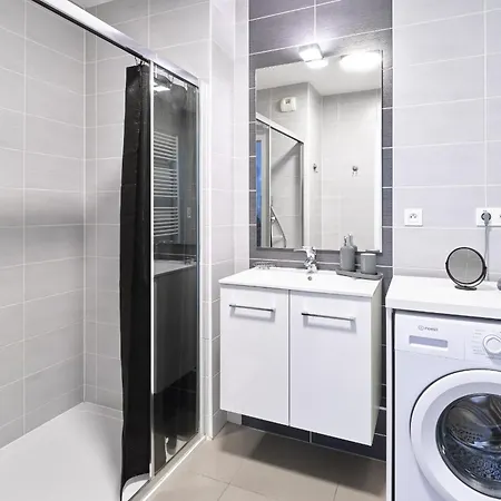 Dans Les Etoiles - 2 Bedroom With Free Parking Near To The Center *