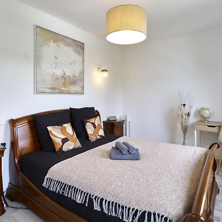 Dans Les Etoiles - 2 Bedroom With Free Parking Near To The Center Апартаменты