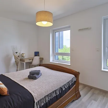 Dans Les Etoiles - 2 Bedroom With Free Parking Near To The Center アパート