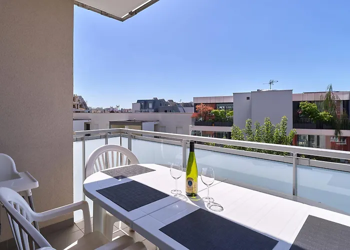 Διαμέρισμα Dans Les Etoiles - 2 Bedroom With Free Parking Near To The Center