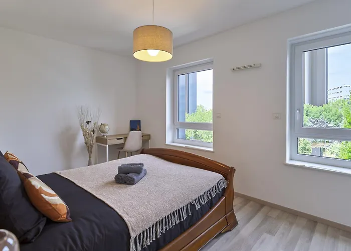 Dans Les Etoiles - 2 Bedroom With Free Parking Near To The Center Апартаменты